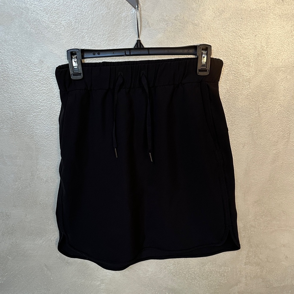 Lululemon On the Fly black Skirt sz 6